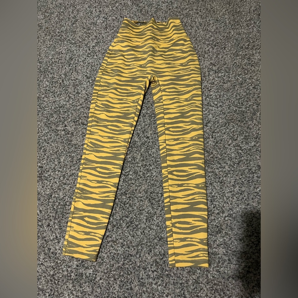 NWOT Bombshell Sexy Back Leggings